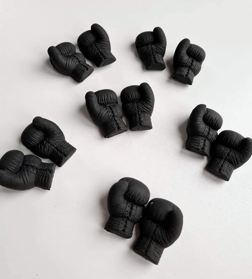 12 Edible boxing gloves cake/cupcakes toppers,fondant icing decorations,sport