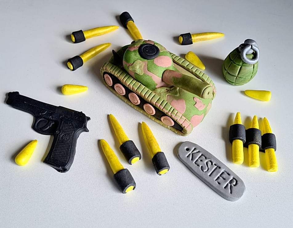 Edible army tank cake topper,soldier fondant icing decoration
